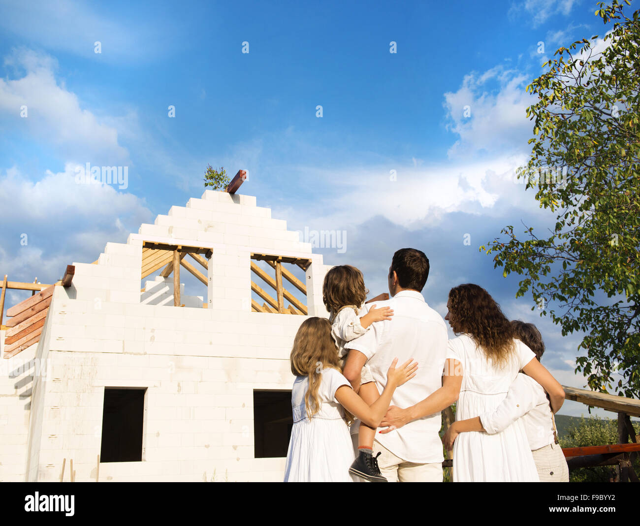 Heureux et grande famille construit une nouvelle maison pour vivre Banque D'Images