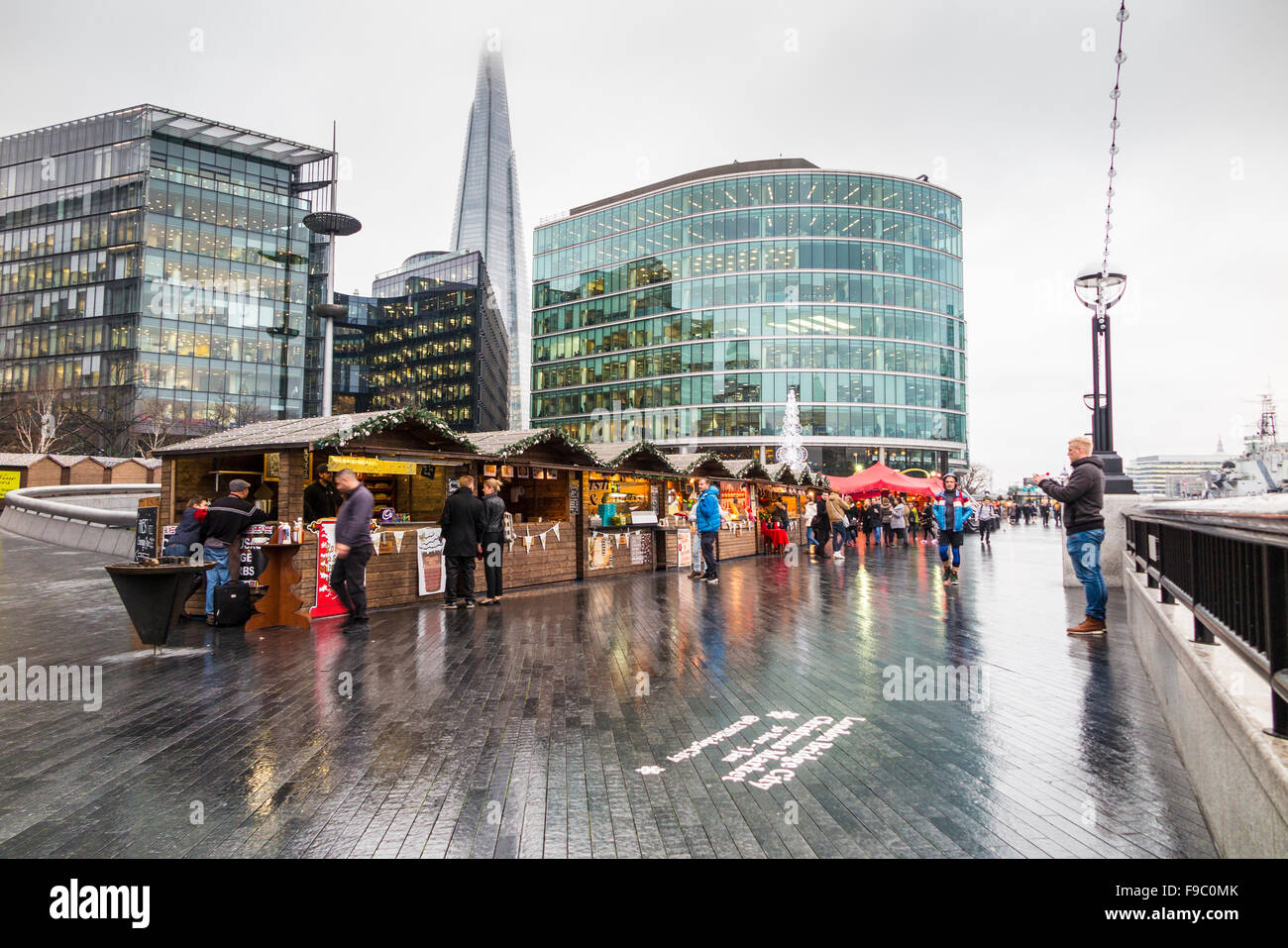 Cale au Marché de Noël de la ville de London Bridge, Southwark, London SE1, par temps humide en hiver Banque D'Images