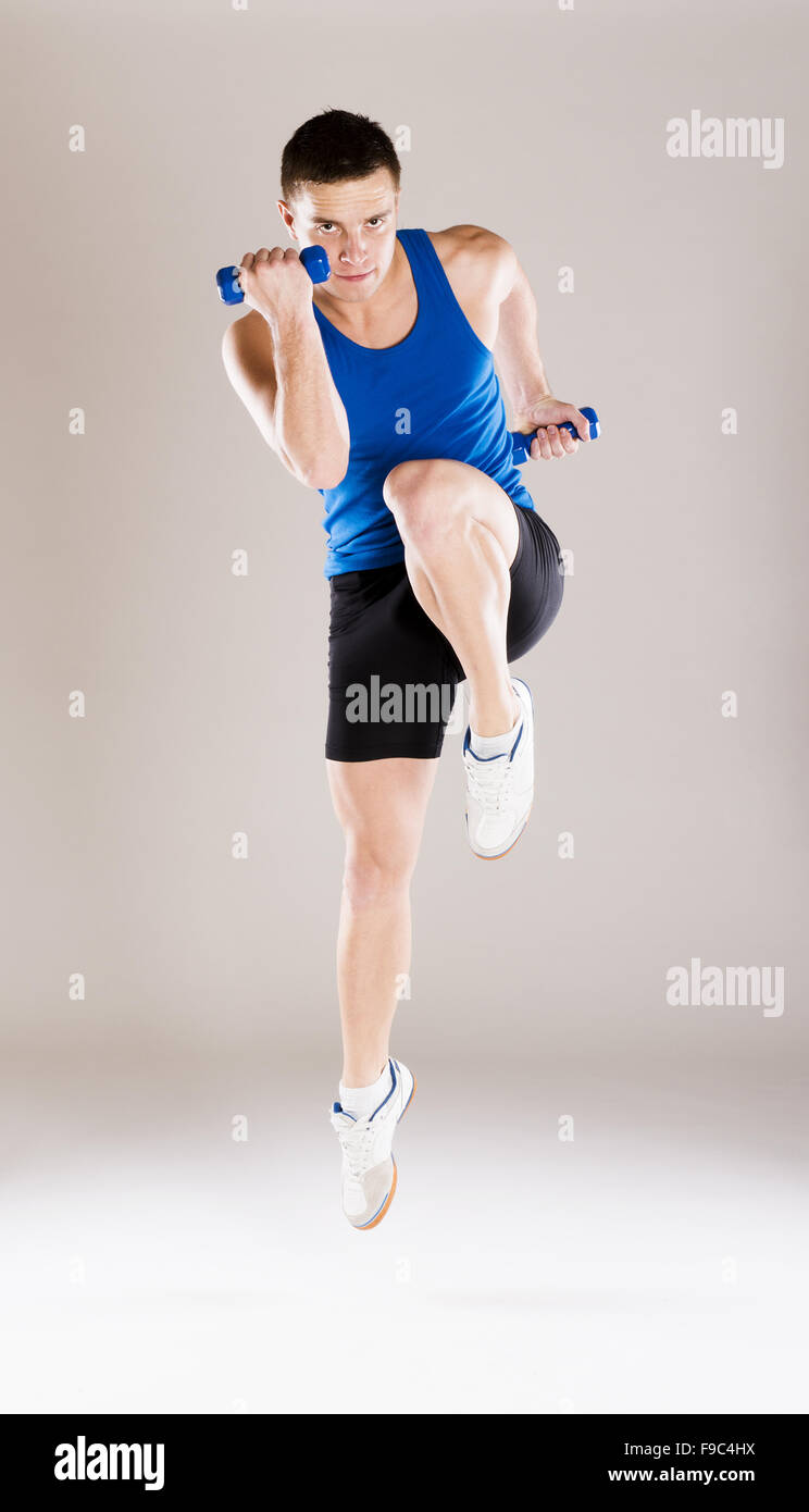 Jeune homme actif de formation est en studio Banque D'Images