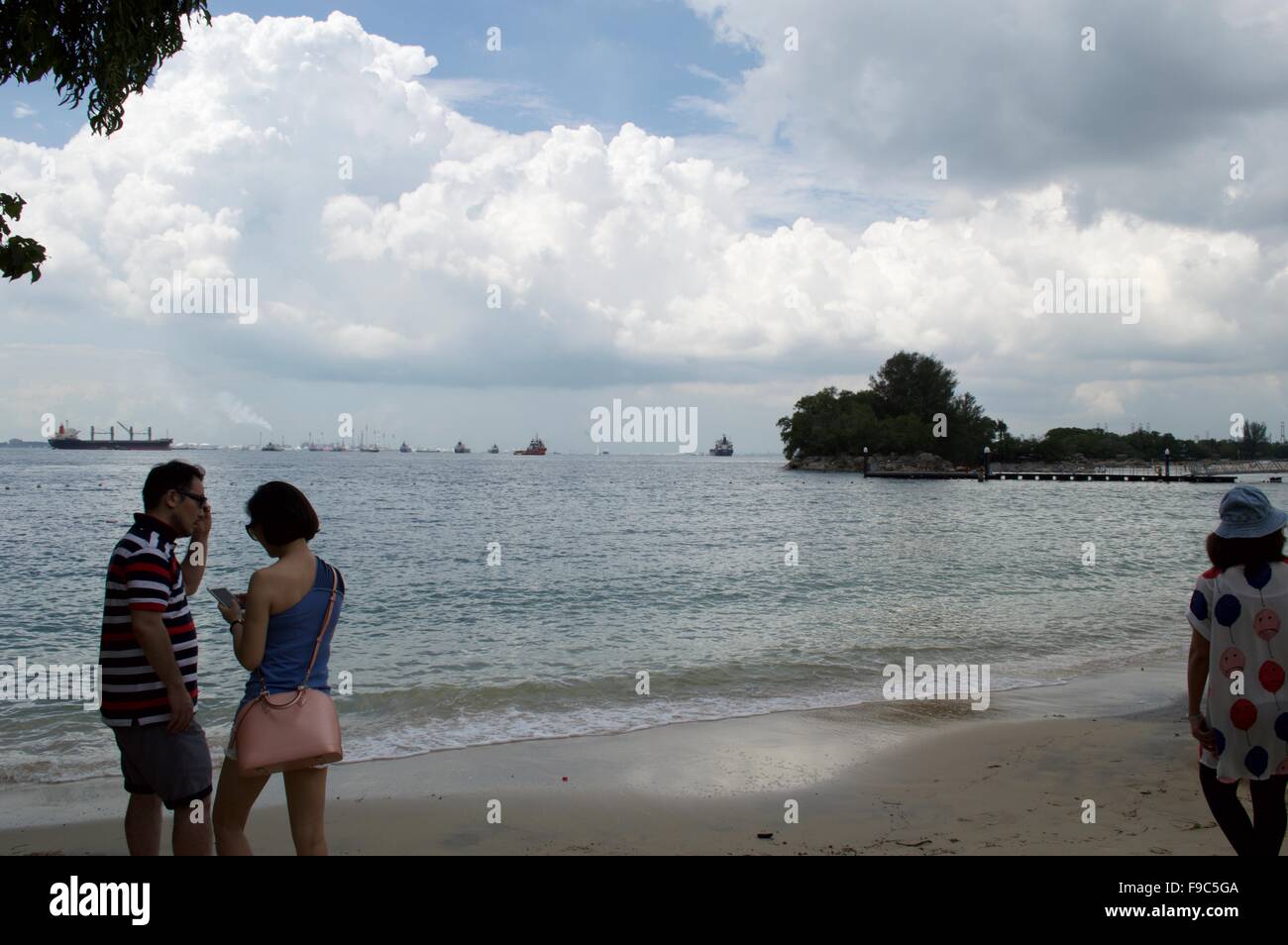 Les personnes prenant photo et d'avoir du plaisir à la plage de Santosa Singapour en une journée ensoleillée Banque D'Images