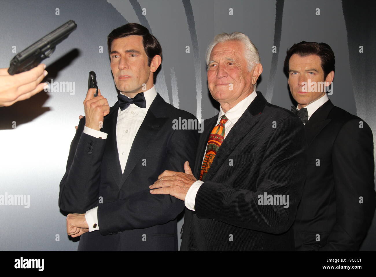 Hollywood, Californie, USA. Le 15 décembre, 2015. J15797CHW.Madame Tussauds Hollywood révèlent tous les six James Bond dans la cire avec invité spécial George Lazenby Mme Tussauds-Hollywood, Hollywood, CA.12/15/2015.GEORGE LAZENBY POSANT AVEC UNE FIGURE DE CIRE DE SON PERSONNAGE DE JAMES BOND ET D'UNE FIGURE DE CIRE DE L'ACTEUR Pierce Brosnan .©Clinton H. Wallace/Photomundo/ International Inc © Photos Clinton Wallace/Globe Photos/ZUMA/Alamy Fil Live News Banque D'Images