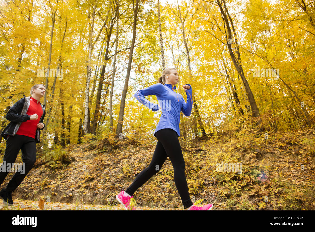 Jeune couple running jogging en automne nature Banque D'Images