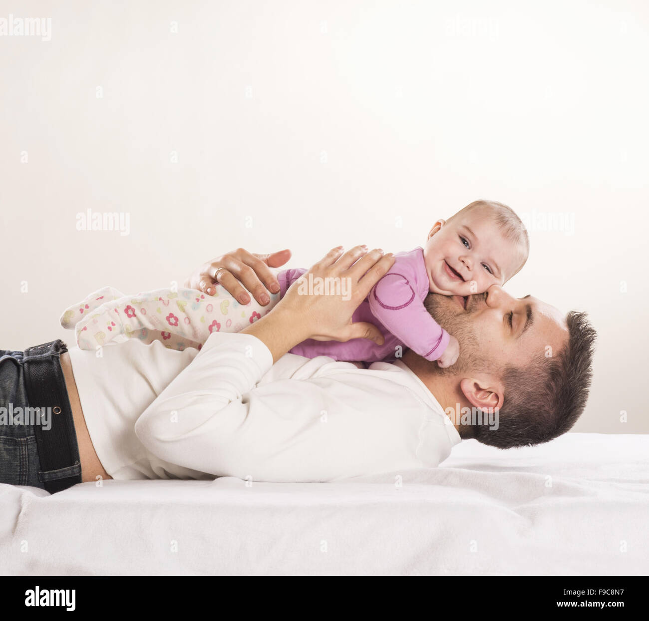 Jeune père s'amuse avec son petit bébé Banque D'Images