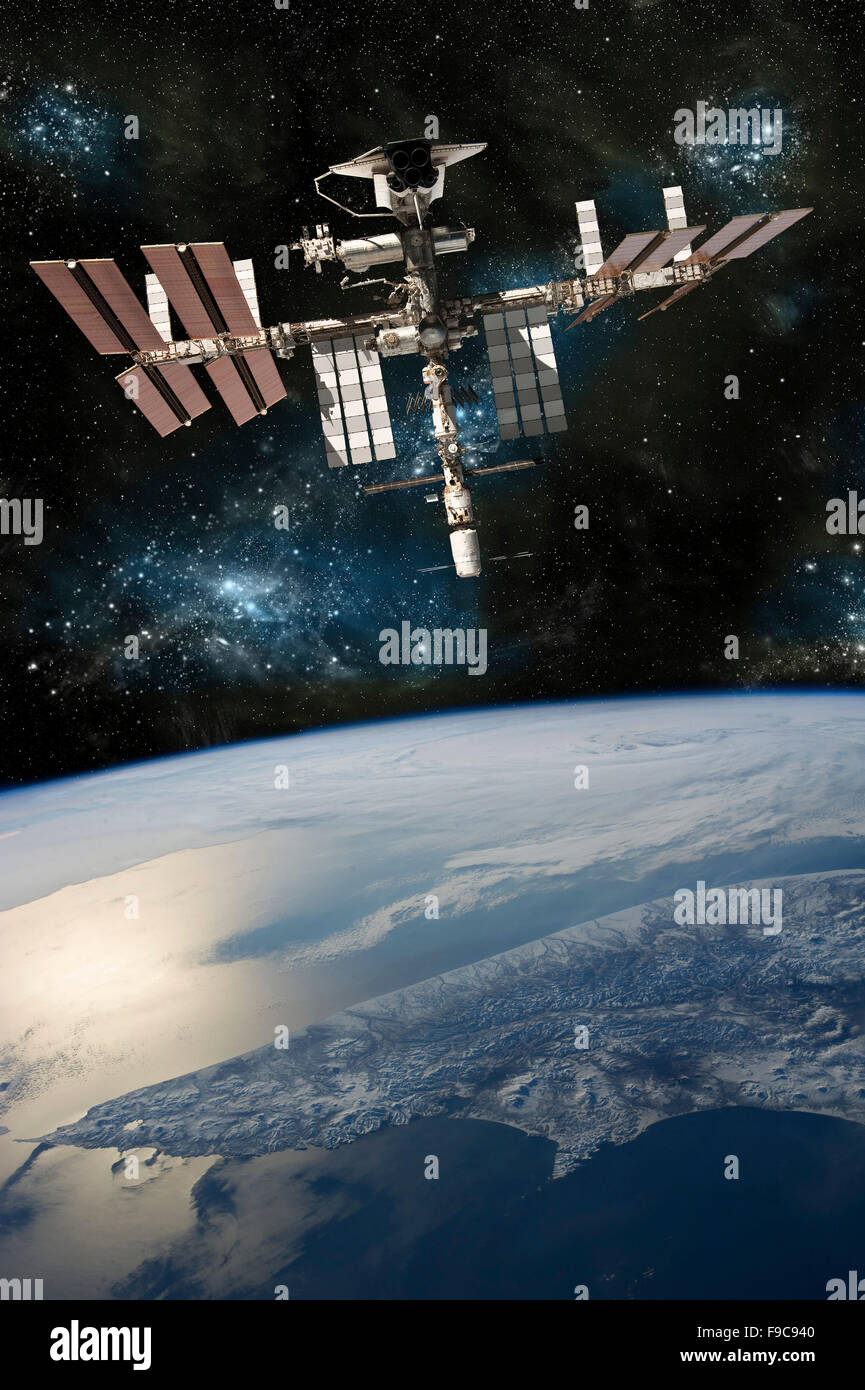 Une représentation de la navette amarrée à la Station spatiale internationale en orbite autour de la Terre. Banque D'Images