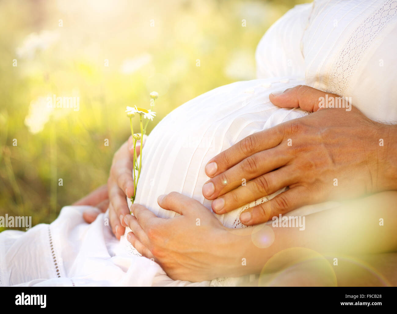 Close up of human hands holding pregnant belly Banque D'Images