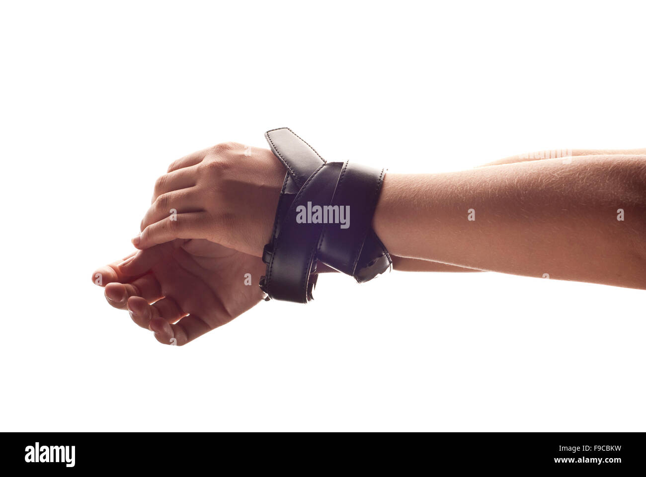 Mains d'enfant est attaché par la ceinture Photo Stock - Alamy