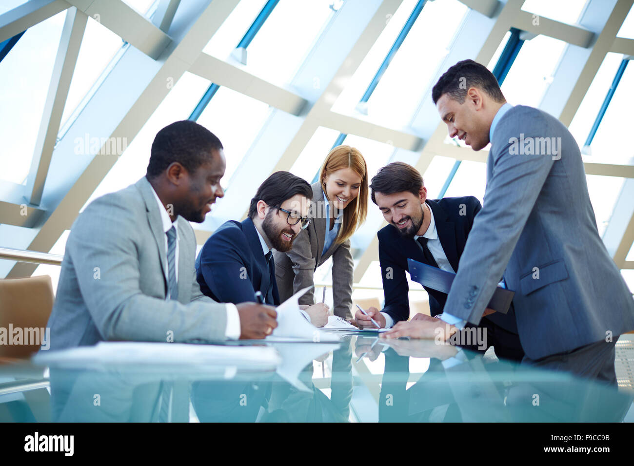 Groupe de gens d'affaires travailler en équipe à la table Banque D'Images