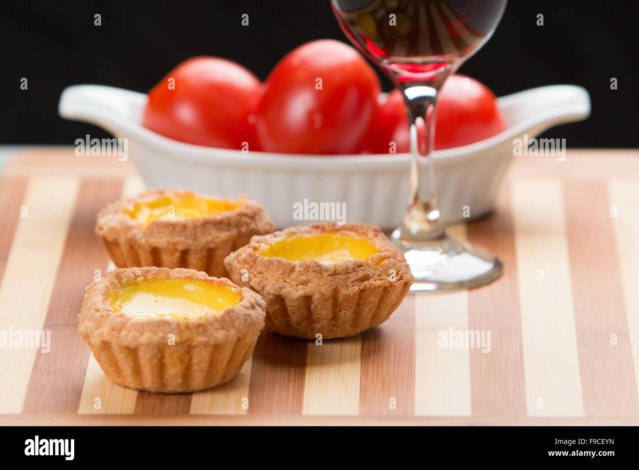 Tartes à la crème dérivée de la pâtisserie portugaise ont été introduits à Hong Kong dans les années 1940 par cha chaan tengs via les Portugais Banque D'Images