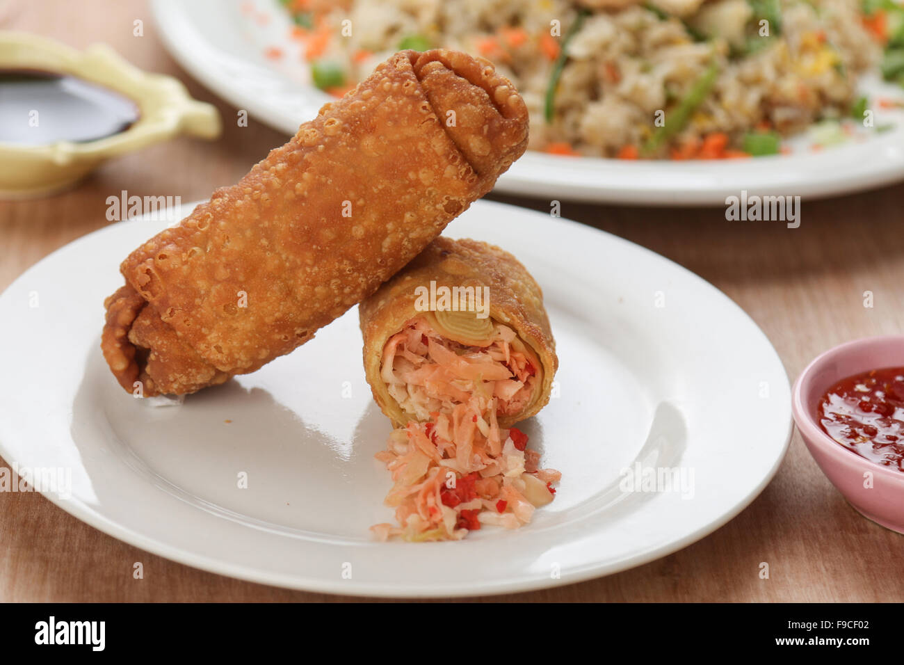 Deux egg rolls sur la table en bois blanc avec lave Banque D'Images