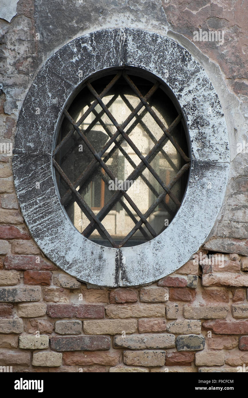 Vieille fenêtre circulaire à Venise Banque D'Images