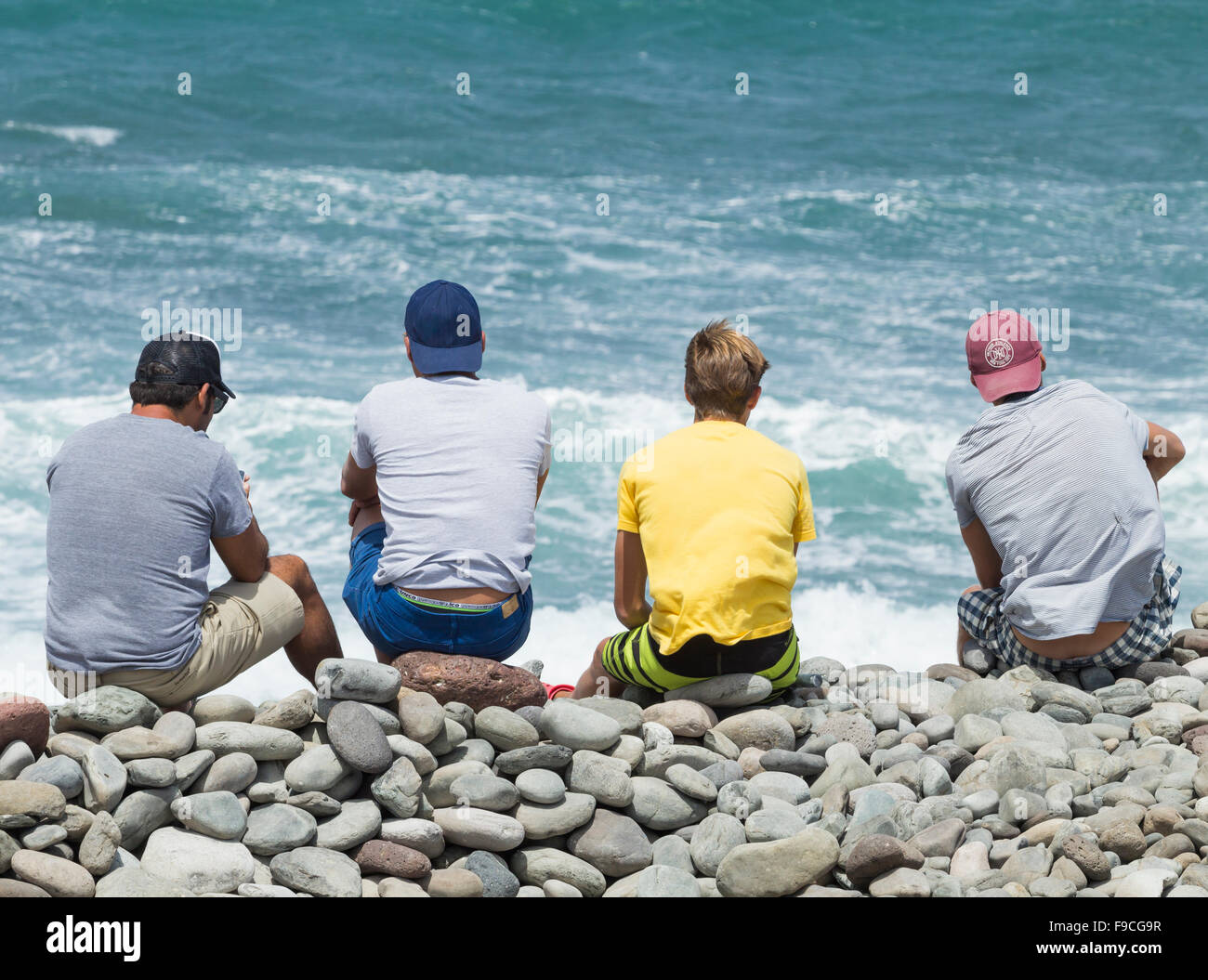 L'observation des vagues surfeurs sur côte Atlantique Banque D'Images