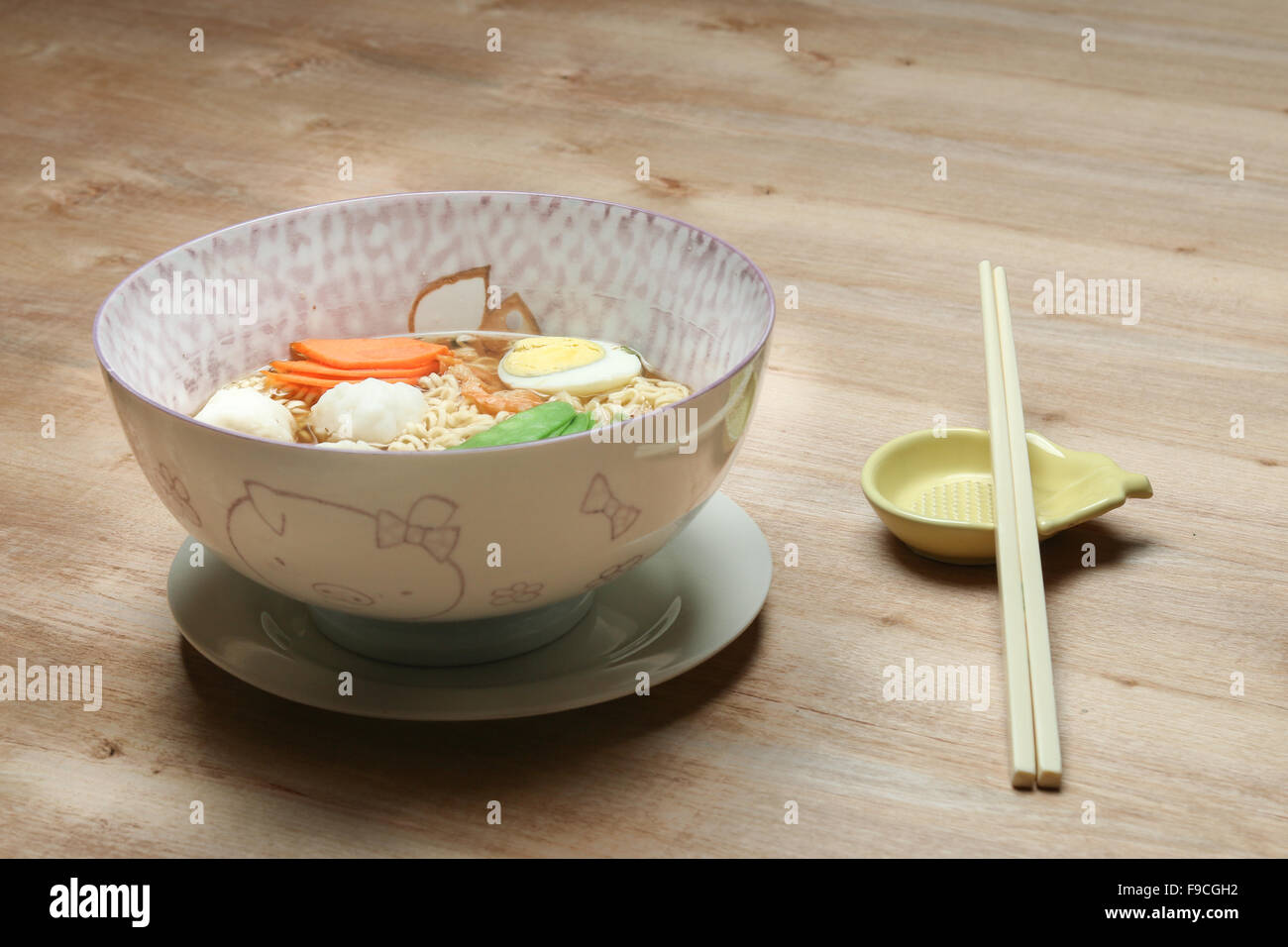 Soupe de nouilles chinoises aux légumes et d'oeufs sur une table en bois Banque D'Images