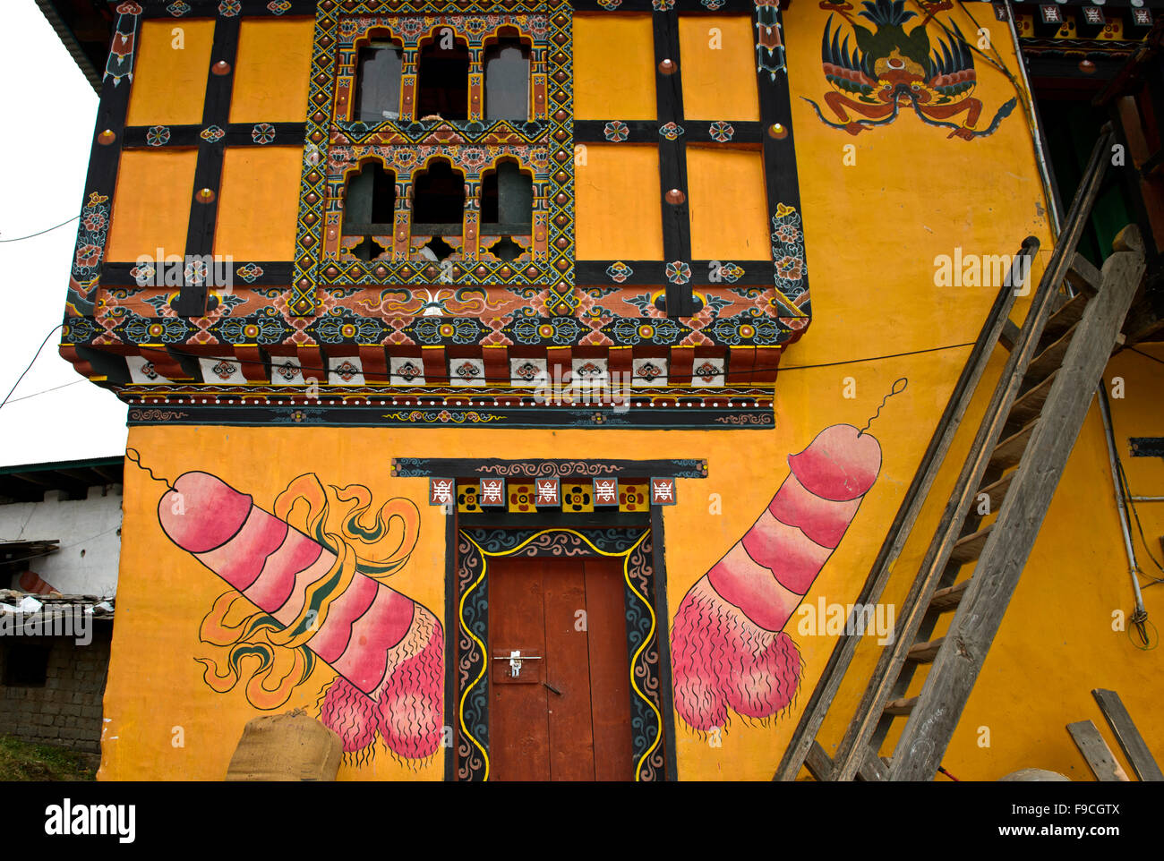 Culte phallus, peinture murale traditionnelle d'un symbole phallique sur une façade d'un bâtiment résidentiel, Teoprongchu, Bhoutan Banque D'Images