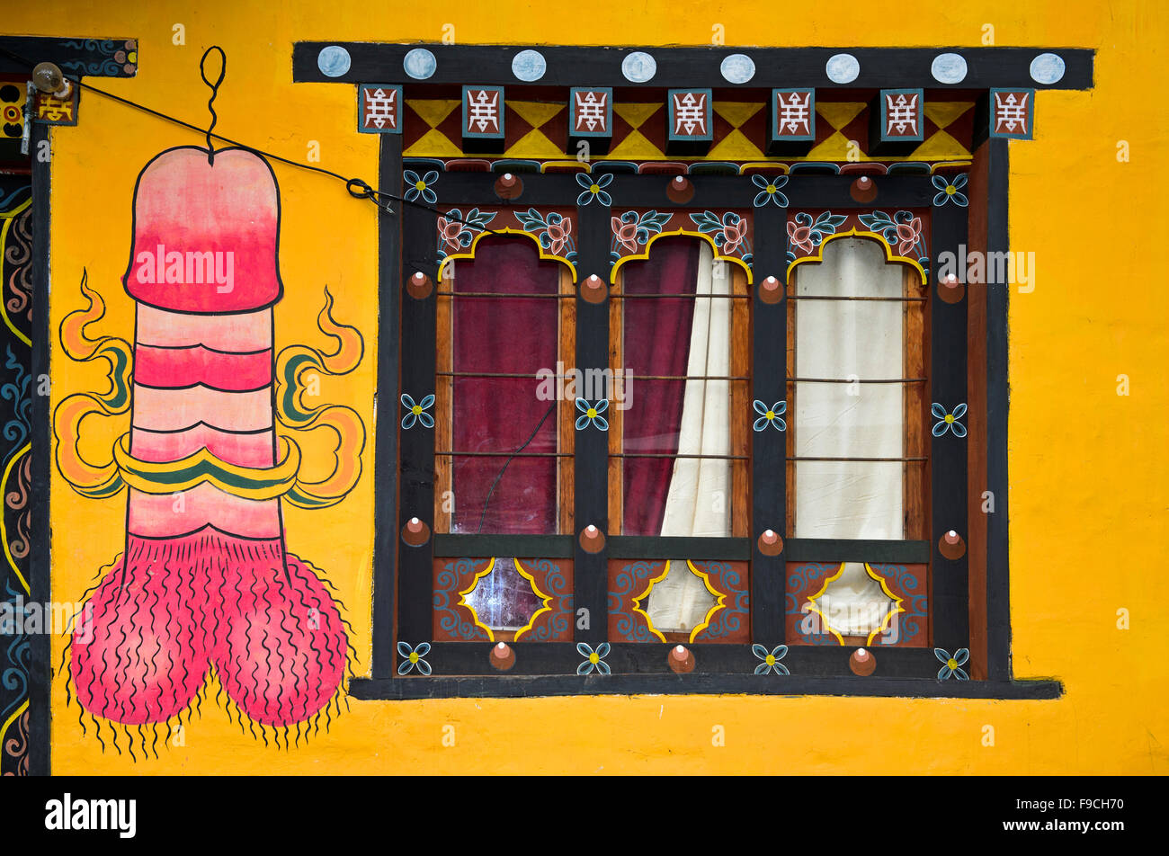 Culte phallus, peinture murale traditionnelle d'un symbole phallique sur une façade d'un bâtiment résidentiel, Teoprongchu, Bhoutan Banque D'Images