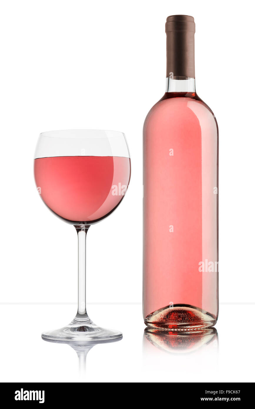 Verre de vin rose avec flacon plein sur fond blanc Banque D'Images