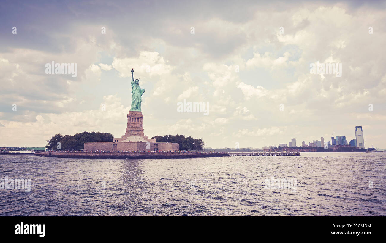 Style Vintage Statue de la liberté à jour nuageux, New York, USA. Banque D'Images