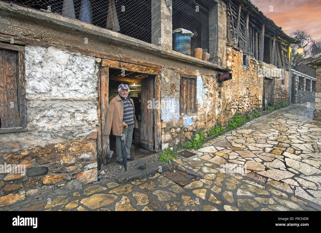 Debout à la façade d'une ancienne tannerie dans Harmena dans le quartier, dans la ville de Amfissa Fokida, région de la Grèce centrale Banque D'Images
