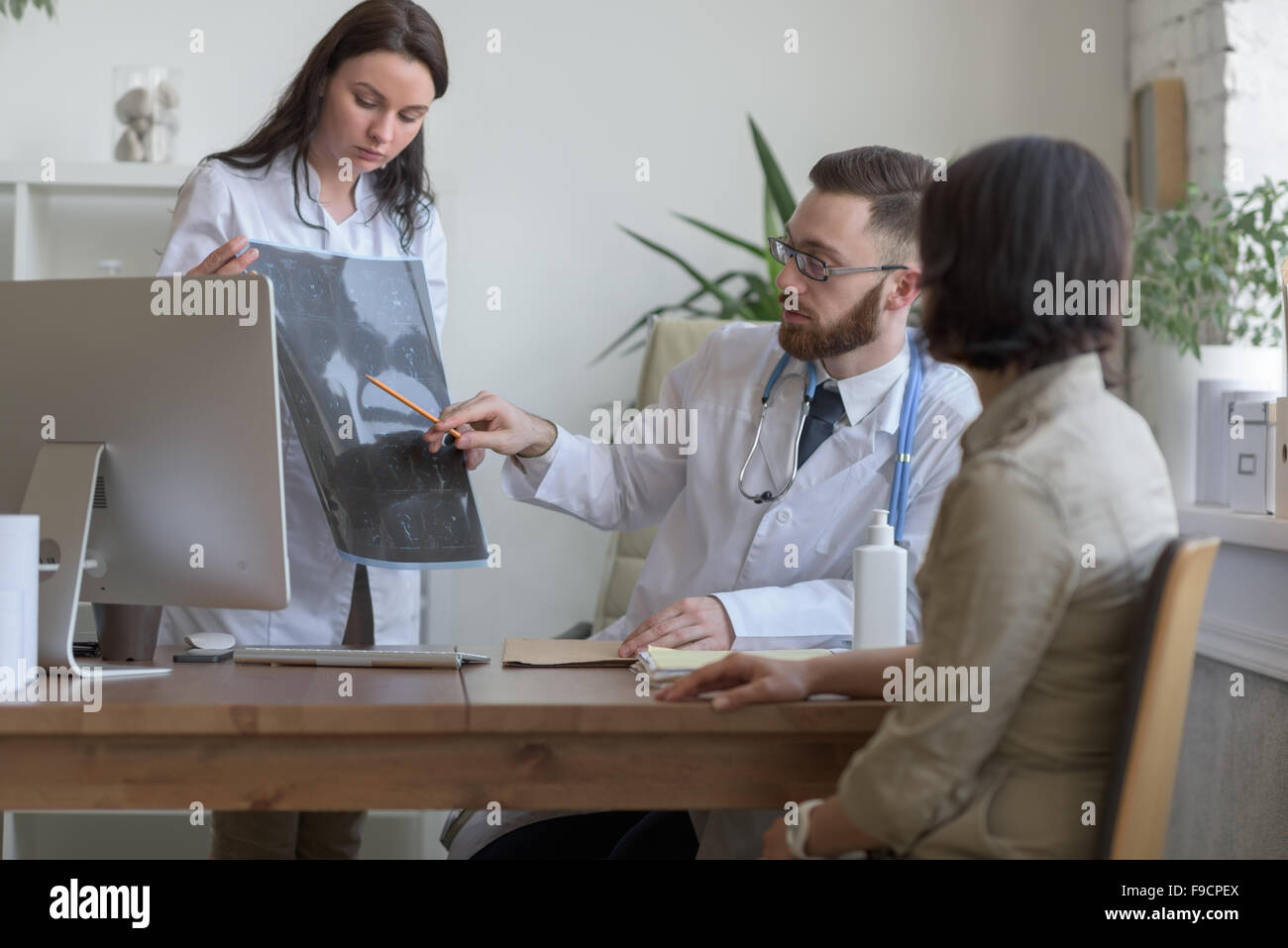 Médecin à l'office. Rx et irm Doctor talking to patient Banque D'Images