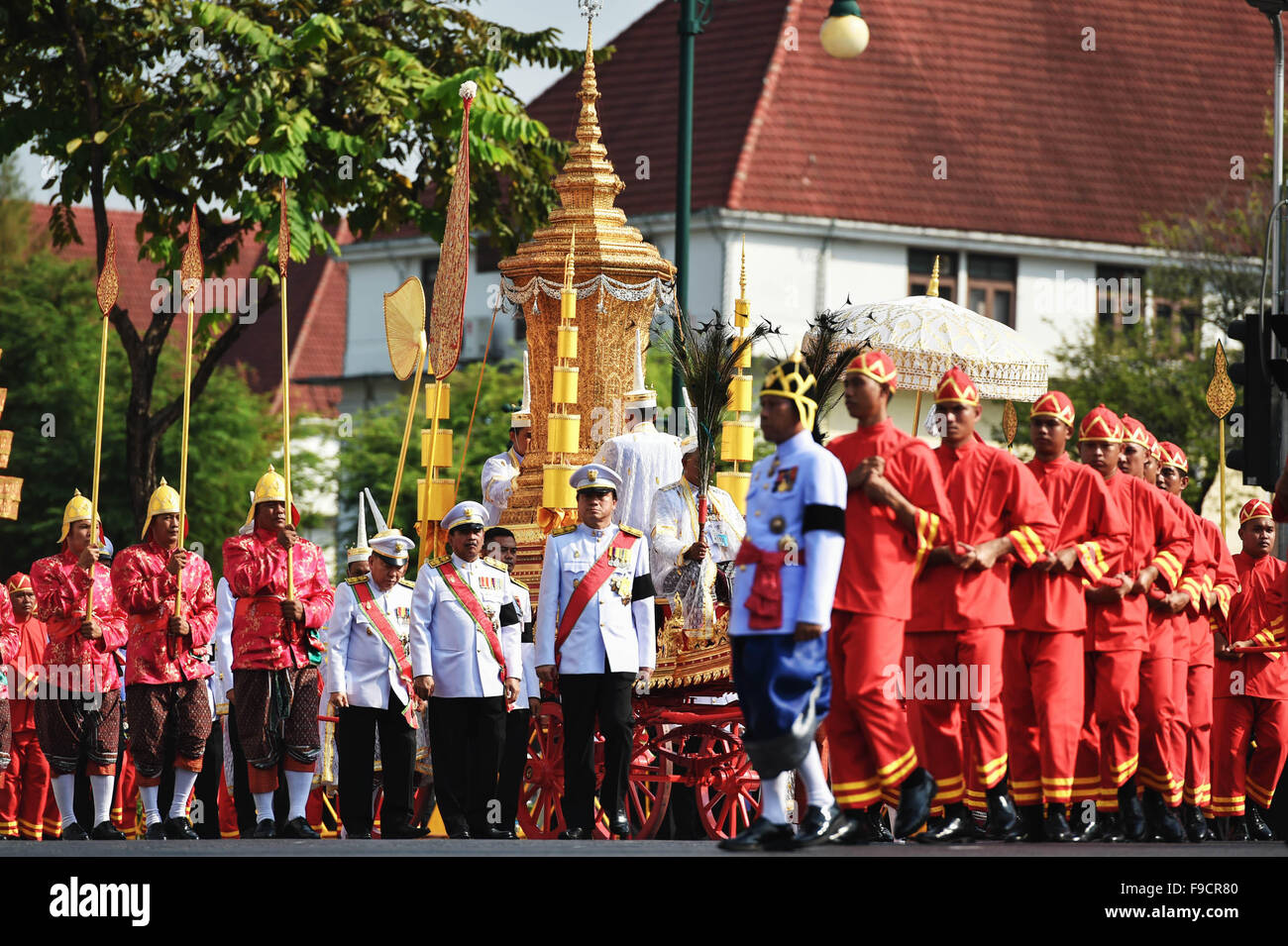 (151216) -- BANGKOK, 16 décembre 2015 (Xinhua) -- une urne royale transportant le corps de la Thaïlande bouddhiste tardive du patriarche suprême Somdet Phra Nyanasamvara est escorté par les membres de la procession en amont d'une cérémonie de crémation au Wat Debsirindrawas au centre-ville de Bangkok, Thaïlande, le 16 décembre 2015. Une cérémonie de crémation parrainé royal pour la Thaïlande est tard patriarche bouddhiste Somdet Phra Nyanasamvara a eu lieu ici mercredi. Sa Sainteté Somdet Phra Nyanasamvara a été nommé comme le patriarche suprême par le Roi Bhumibol Adulyadej en 1989, et a occupé le poste jusqu'au 24 octobre 2013, lorsqu'il est décédé à l'âge Banque D'Images