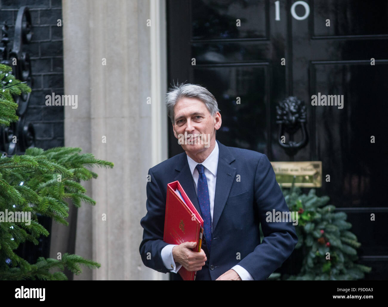 Philip Hammond,secrétaire d'État aux Affaires étrangères et du Commonwealth, quitte Downing Street après une réunion du Cabinet. Banque D'Images