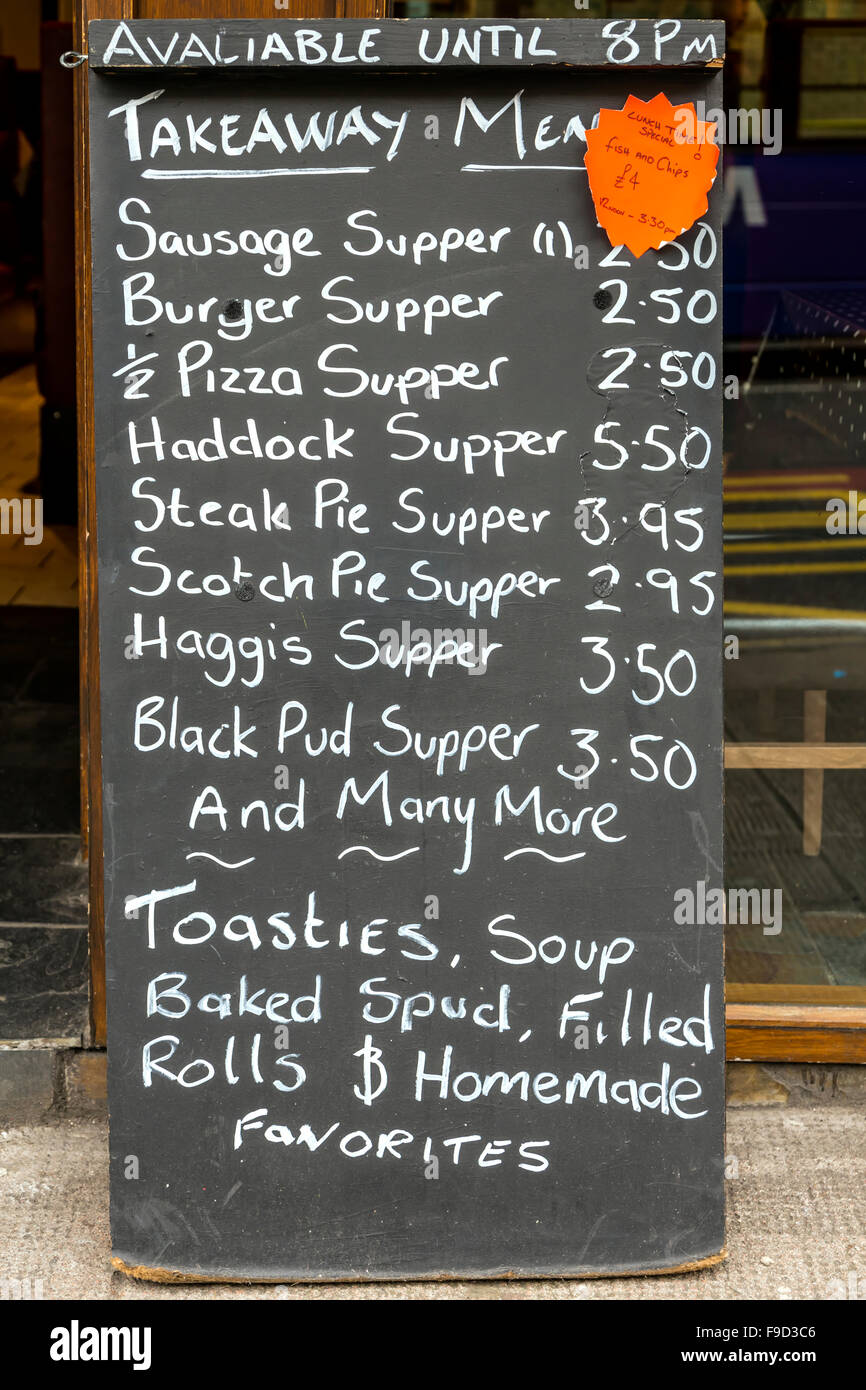 Un menu de plats à emporter devant un Chip Shop dans le centre-ville de Glasgow, en Écosse, au Royaume-Uni Banque D'Images