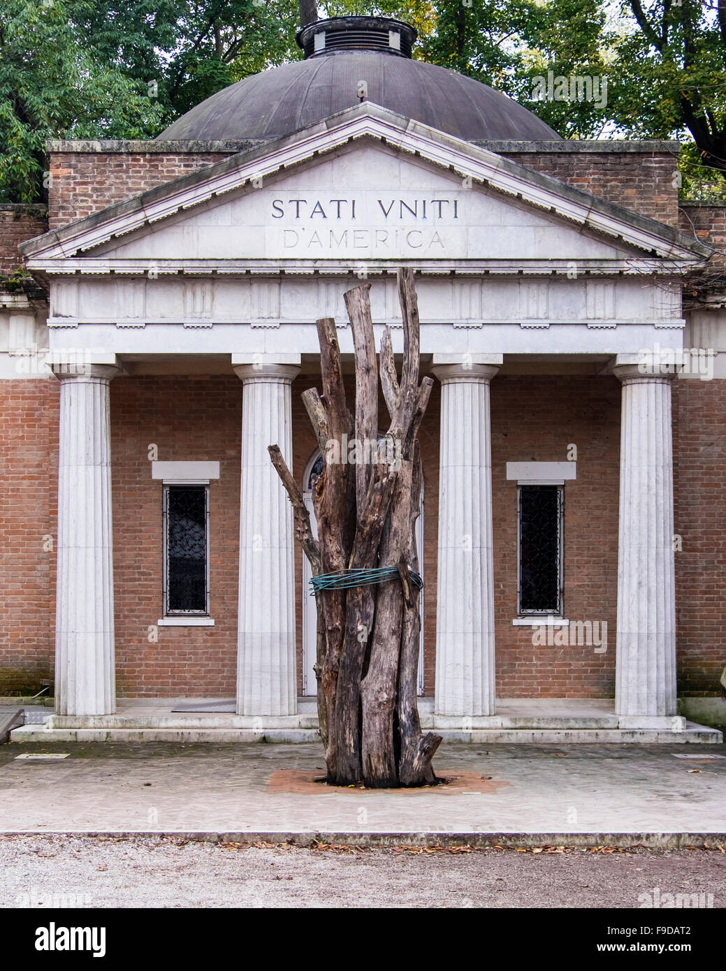 United States of America pavilion exterieur & Joan Jonas's 'ils viennent à nous sans un mot (9) arbres" à la Biennale de Venise.La Biennale di Venezia Banque D'Images