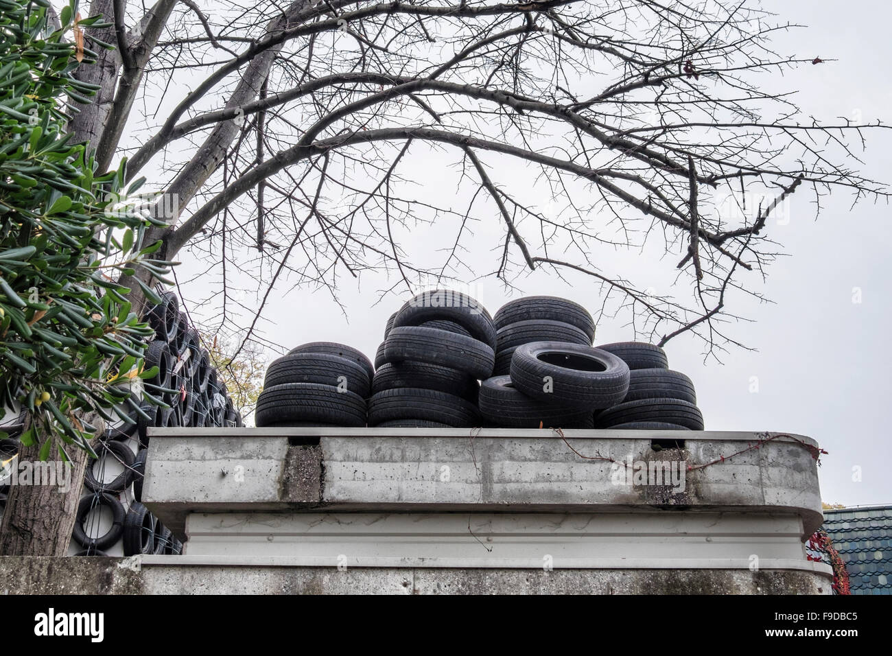 Le pavillon d'Israël dans les pneus couverts artiste israélien Tsibi Geva's 'Archéologie du Présent' à l'oeuvre 2015 56e Biennale de Venise Banque D'Images