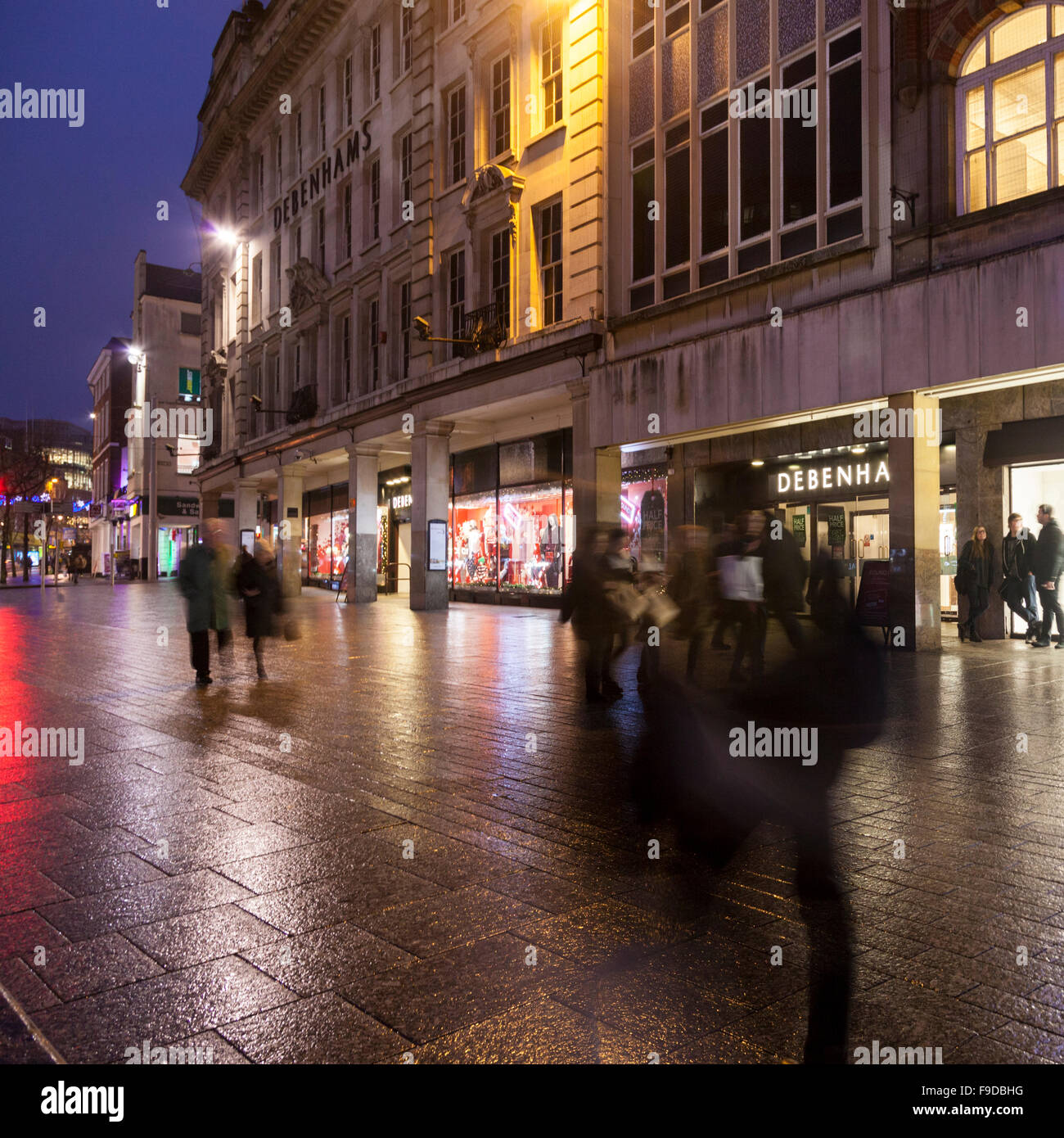 Les gens dans la nuit dans le centre-ville de Nottingham, Angleterre, RU Banque D'Images