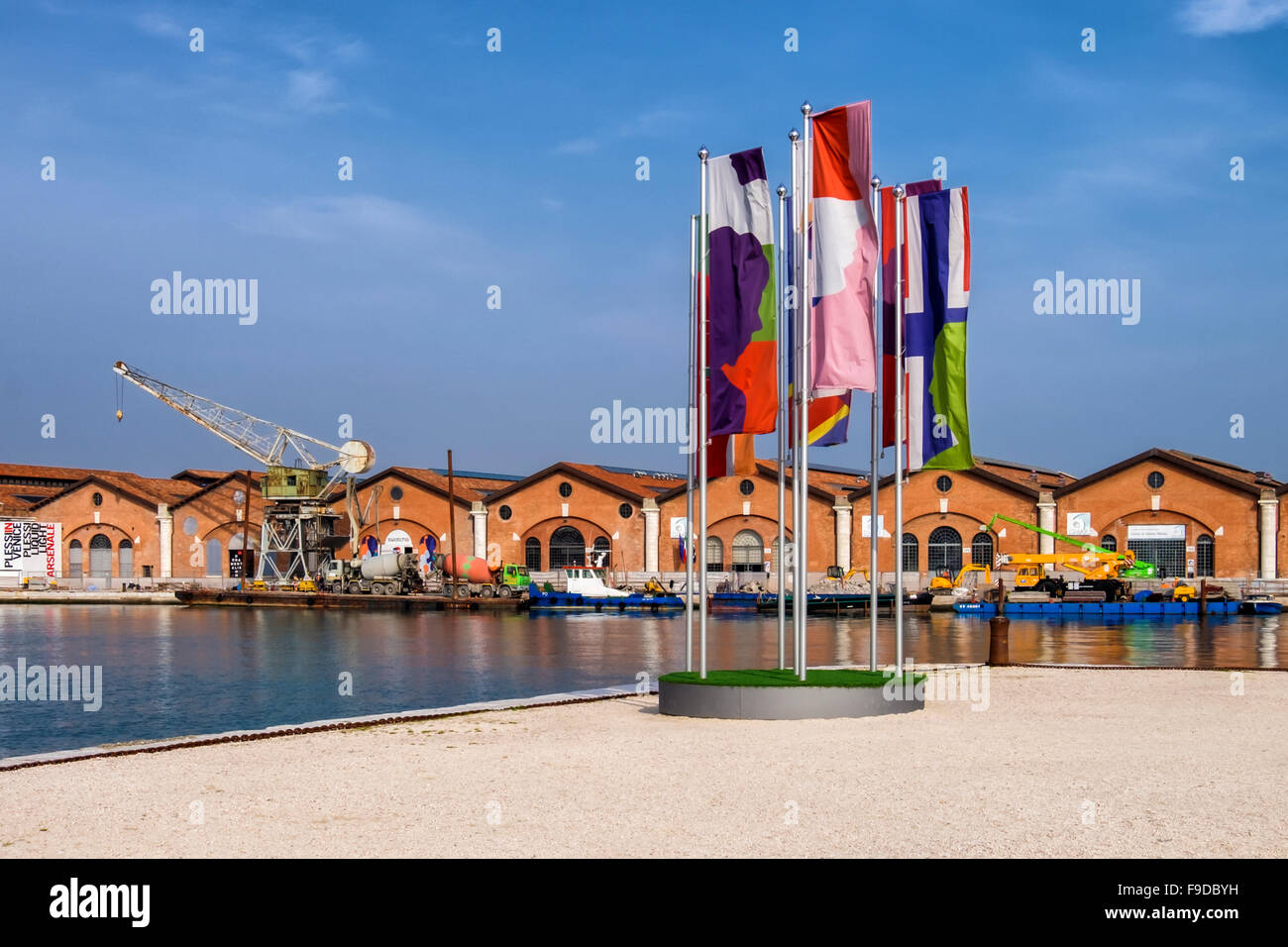 Venise, Italie. Biennale de design drapeaux, 2015 56e Biennale de Venise organisée par Okwui Enwezor.La Biennale di Venezia, exposition artistique internationale. Banque D'Images