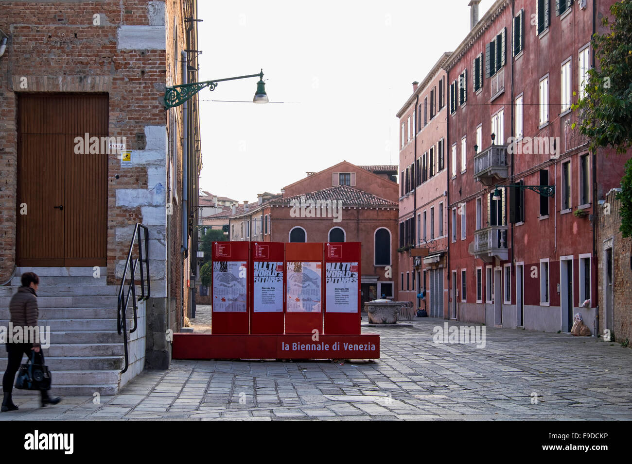 Venise, Castello. Biennale de Venise 2015 Panneau routier à l'entrée à la section de l'arsenal de la biennale internationale d'art.La Biennale di Venezia Banque D'Images