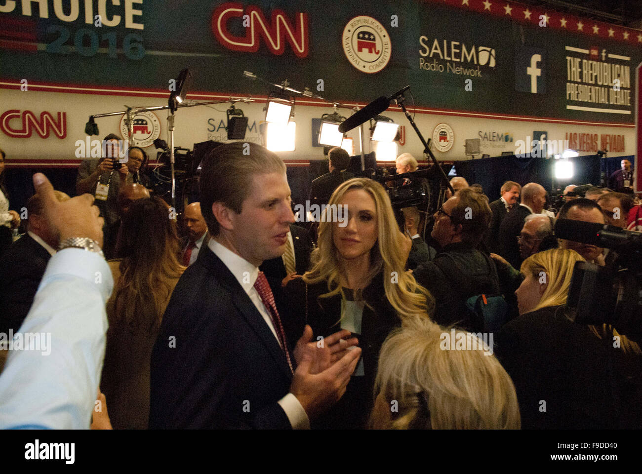 Las Vegas, Nevada, USA. Dec 16, 2015. Dix candidats républicains ont pris la scène ce soir à l'hôtel Veneital à Las Vegas, NV. Ce groupe débat diffusé par CNN. Ils ont diffusé leurs opinions sur la politique des Etats-Unis dans la lutte contre le terrorisme, et de leur laisser prendre des réfugiés syriens immigrer aux États-Unis. La presse se sont réunis dans le Spin Chambre à l'hôtel vénitien où ils vyed à l'attention des candidats. Photo : Eric Trump (fils de Donald Trump) avec femme Lara Yunaska. Credit : Karen I. Hirsch/ZUMA/Alamy Fil Live News Banque D'Images