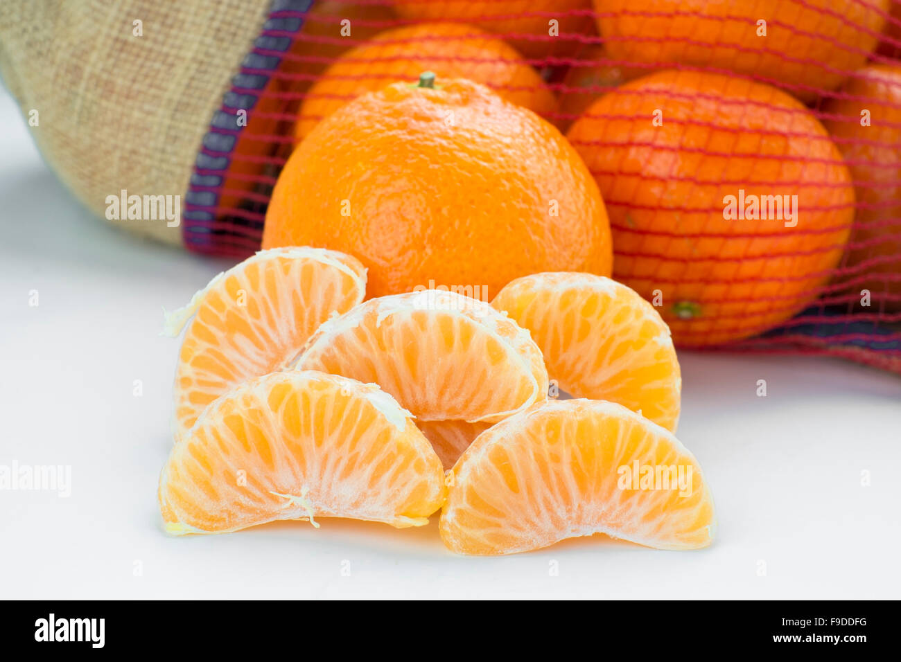 Mandarines pelées avec un sac plein Banque D'Images