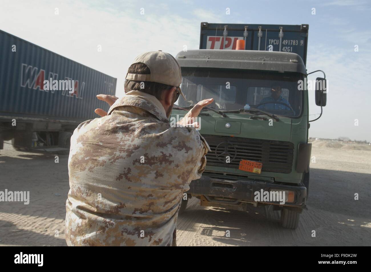 L'intervention militaire italienne en Irak (10/2004), le contrôle des camions pour le repeuplement de la caserne italienne entrants Banque D'Images