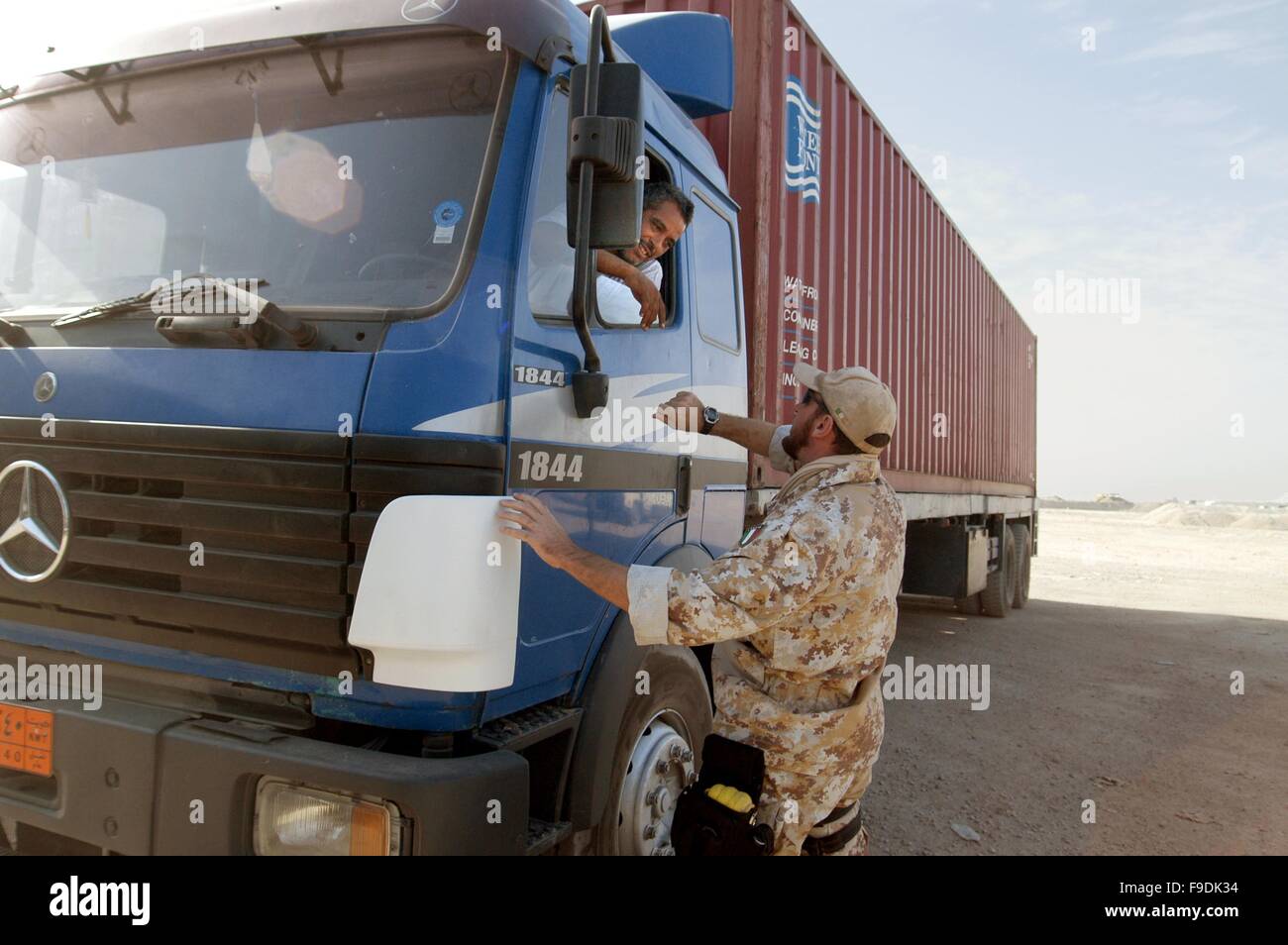 L'intervention militaire italienne en Irak (10/2004), le contrôle des camions pour le repeuplement de la caserne italienne entrants Banque D'Images