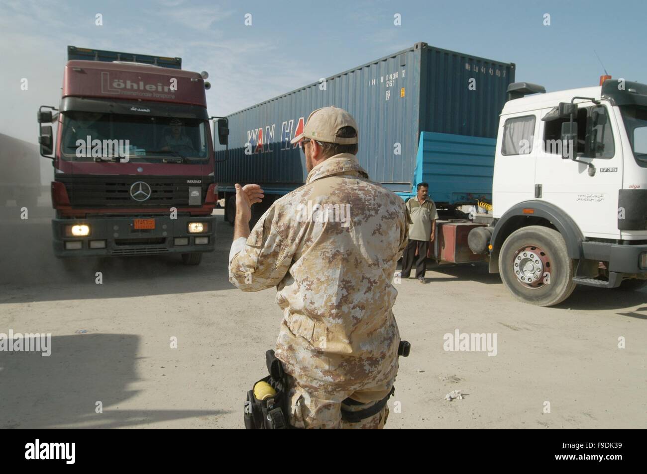 L'intervention militaire italienne en Irak (10/2004), le contrôle des camions pour le repeuplement de la caserne italienne entrants Banque D'Images