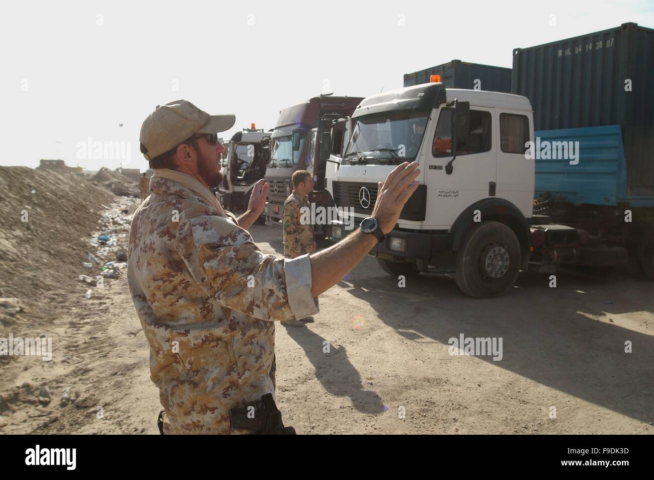 L'intervention militaire italienne en Irak (10/2004), le contrôle des camions pour le repeuplement de la caserne italienne entrants Banque D'Images