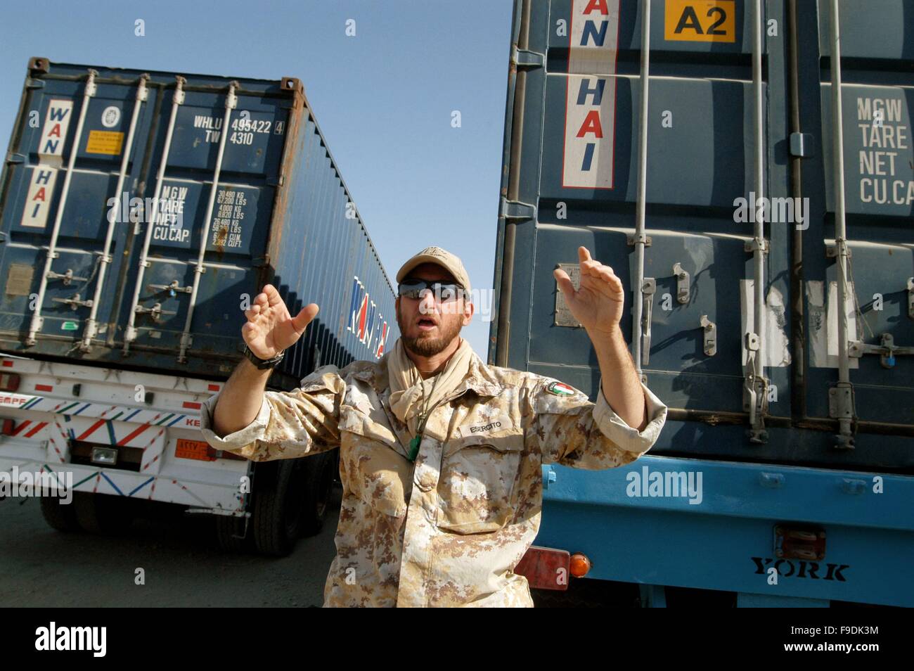 L'intervention militaire italienne en Irak (10/2004), le contrôle des camions pour le repeuplement de la caserne italienne entrants Banque D'Images