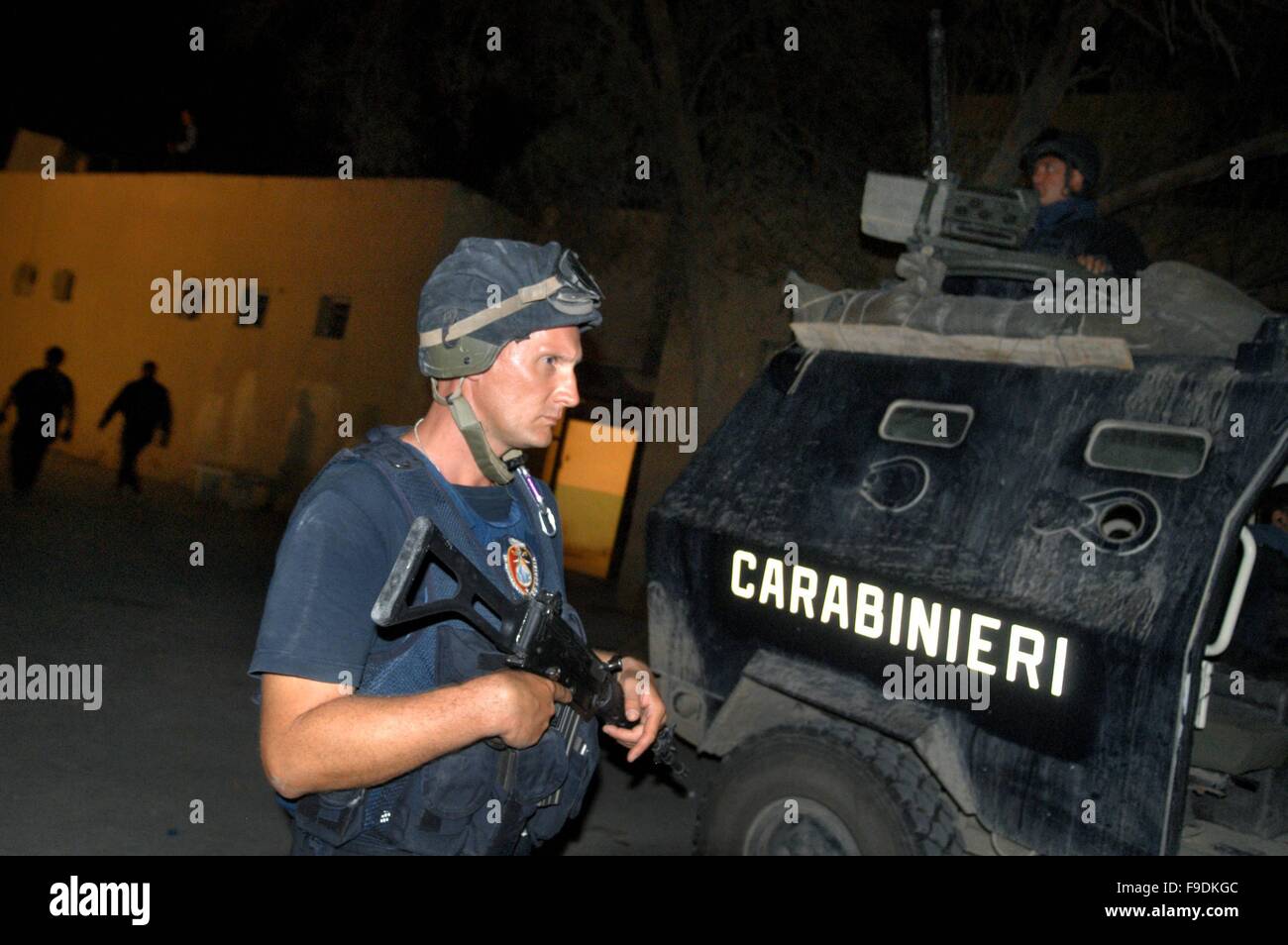 L'intervention militaire italienne en Irak (10/2004), patrouille de nuit, des Carabinieri (police militaire) Banque D'Images