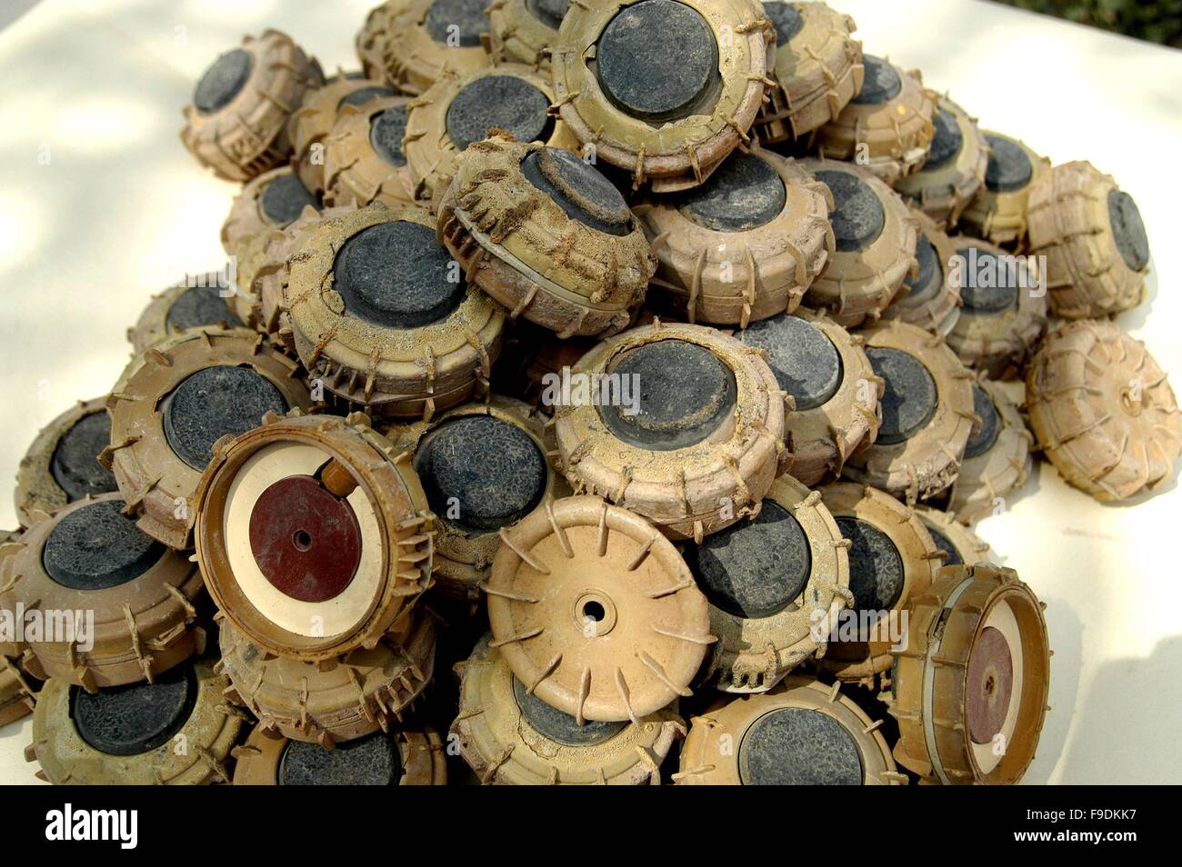 Intervention militaire italienne en Irak (10/2004), matériel de guerre saisi par des soldats italiens, mines antipersonnel Valsella VS-50 Banque D'Images