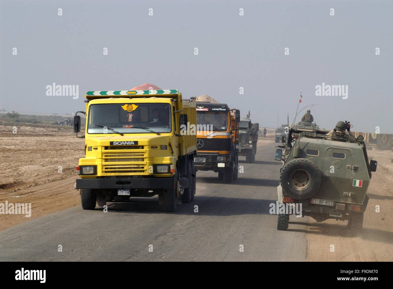 L'intervention militaire italienne en Irak (10/2004), des véhicules blindés italiens rencontrent un convoi de camions nous restockage Banque D'Images