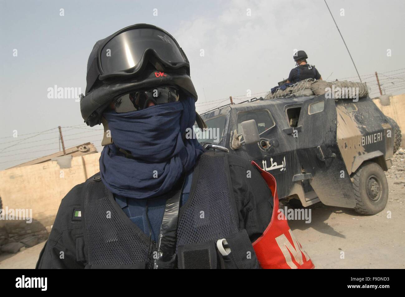 L'intervention militaire italienne en Irak (10/2004), des Carabiniers en service de sécurité à la périphérie de la ville de Nassiriya. Banque D'Images