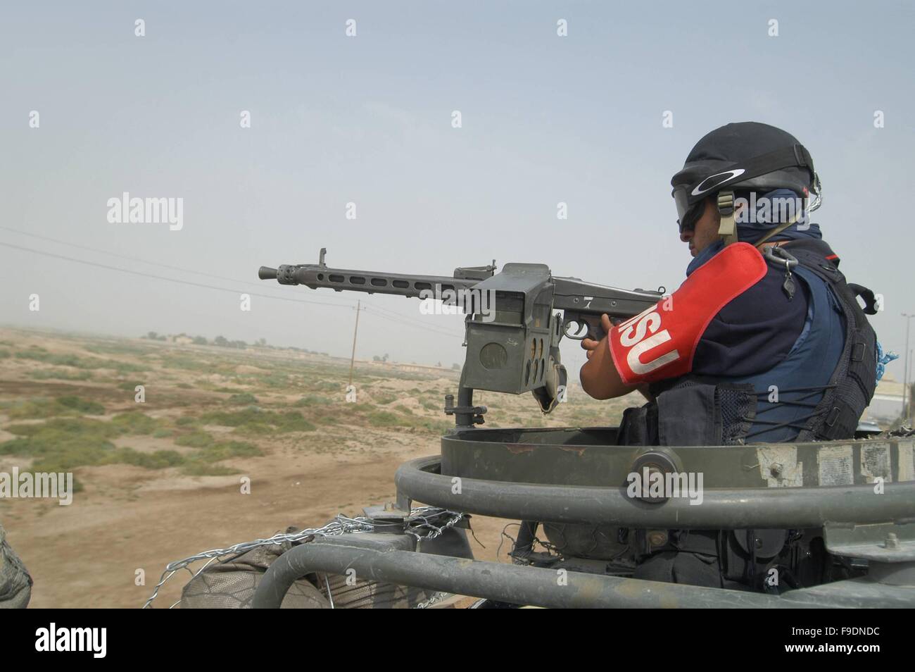 L'intervention militaire italienne en Irak (10/2004), des Carabiniers en service de sécurité à la périphérie de la ville de Nassiriya. Banque D'Images