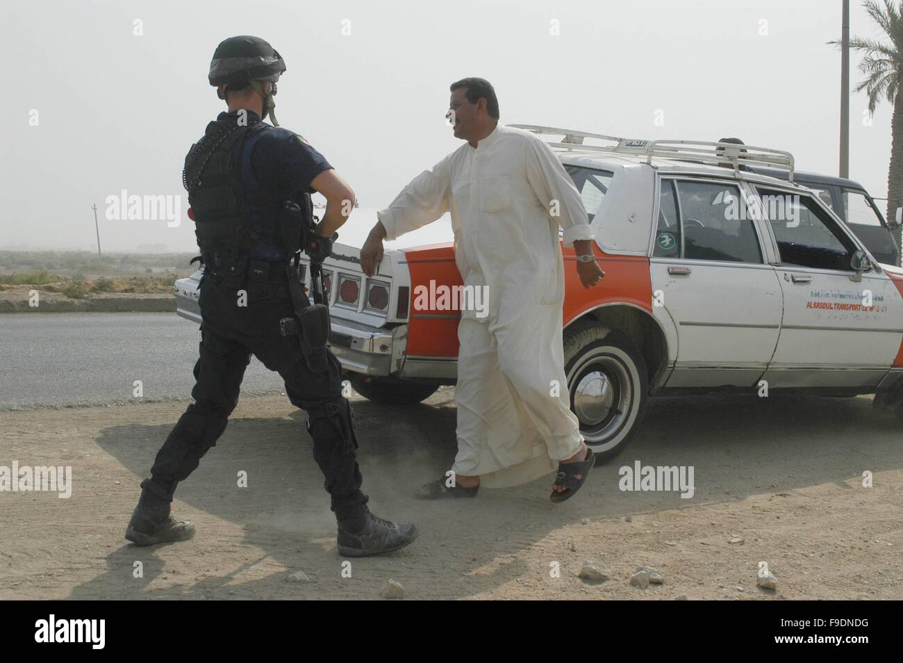 L'intervention militaire italienne en Irak (10/2004), le checkpoint de Carabinieri (police militaire italien) à la périphérie de Nassiriya Banque D'Images