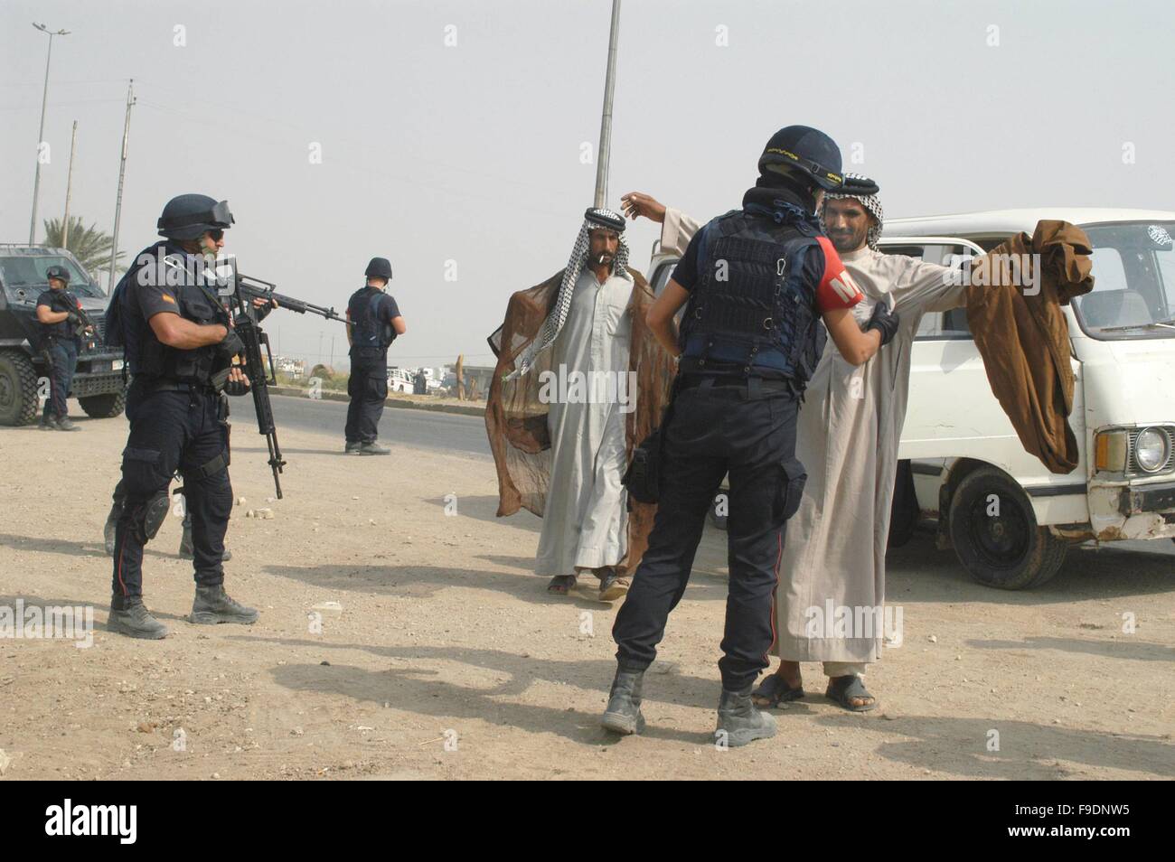 L'intervention militaire italienne en Irak (10/2004), le checkpoint de Carabinieri (police militaire italien) à la périphérie de Nassiriya Banque D'Images