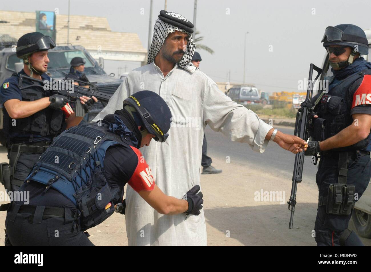L'intervention militaire italienne en Irak (10/2004), le checkpoint de Carabinieri (police militaire italien) à la périphérie de Nassiriya Banque D'Images