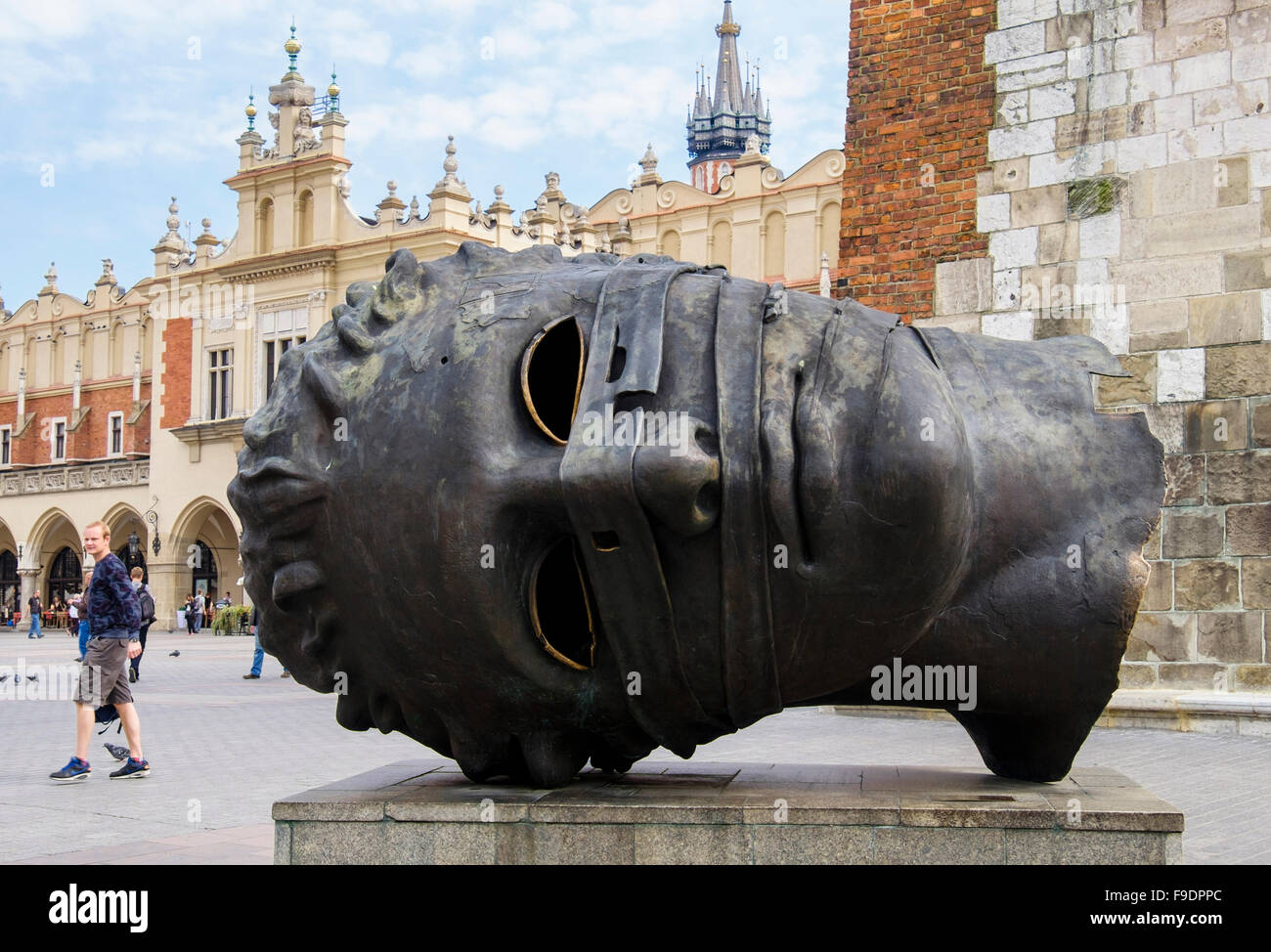 Sculpture en bronze "La tête" officiellement appelé 'Eros Bendato" par l'artiste polonais Igor Mitoraj en place du marché de Cracovie Pologne Banque D'Images
