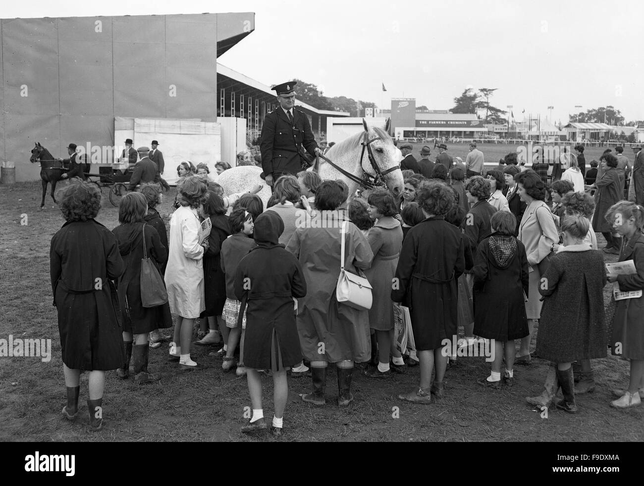 Policier à cheval entouré par des écoliers lors de la Royal Agricultural Show à Stoneleigh 1963 Banque D'Images