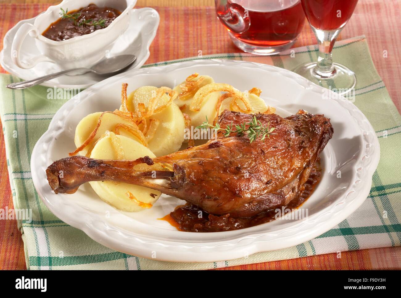 Cuisses de canard au vin rouge Banque de photographies et d’images à