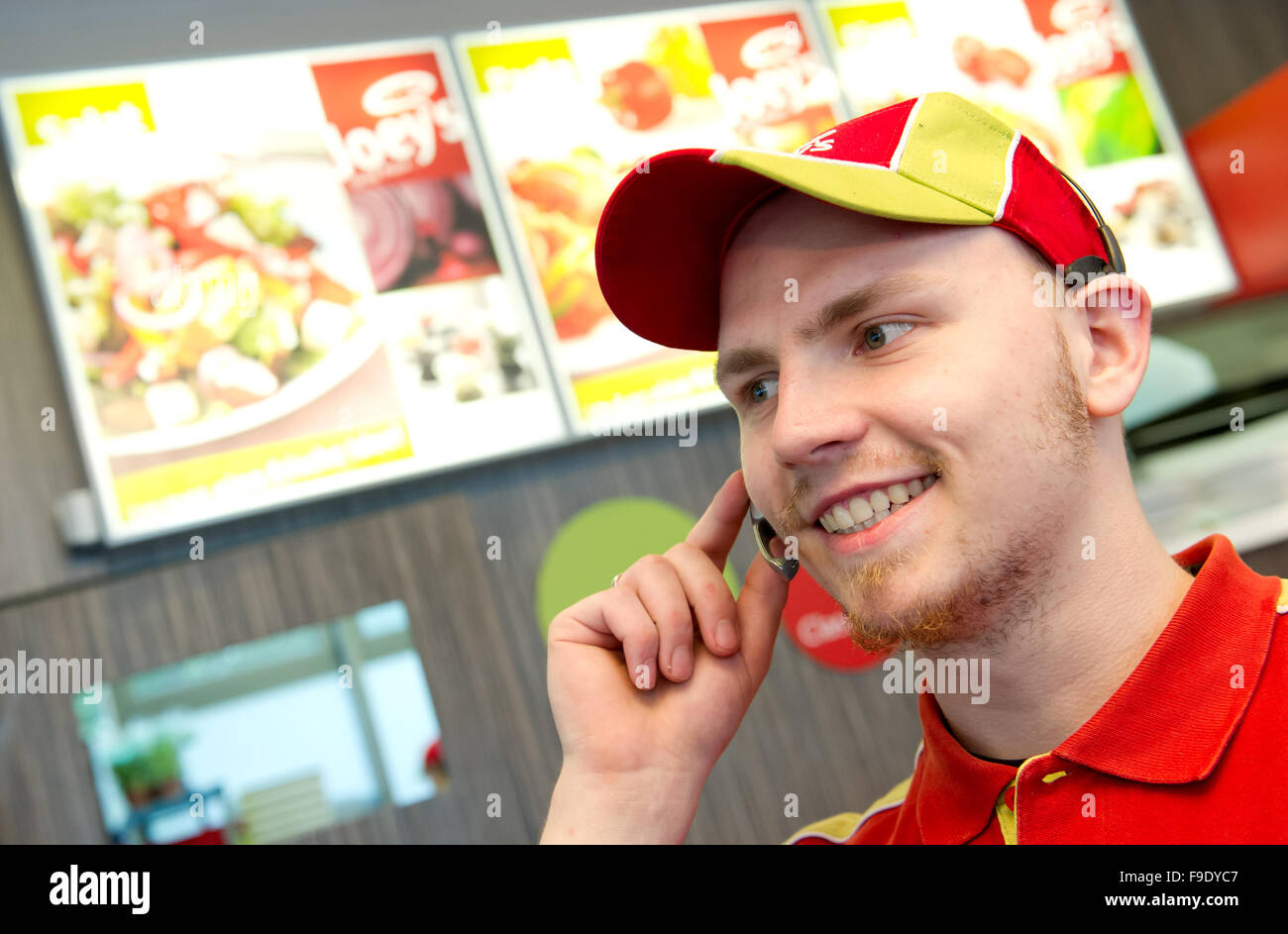 Hambourg, Allemagne. 24 mai, 2013. Un employé de Joey's Pizza livraison prend un téléphone à une franchise à Hambourg, Allemagne, 24 mai 2013. À l'heure actuelle, la société, fondée en 1988, compte 130 franchisés dans toute l'Allemagne. Photo : SVEN HOPPE/dpa/Alamy Live News Banque D'Images