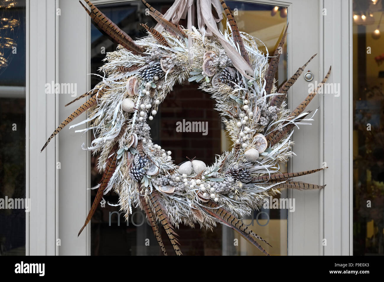 Couronne de Noël sur la porte de la boutique Banque D'Images